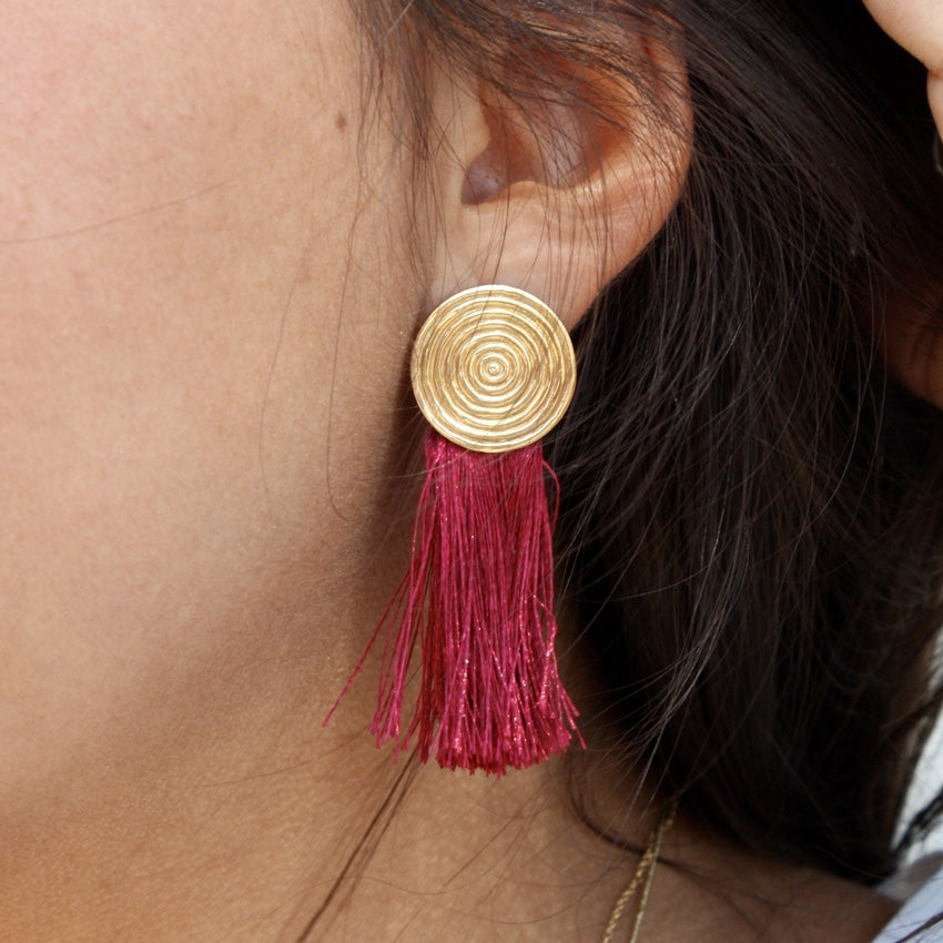 Boucles dorées et pompon
