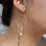 Boucles dorées et anneau et pierre goutte