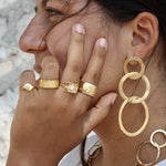 Bague dorée ouverte martelée brossée