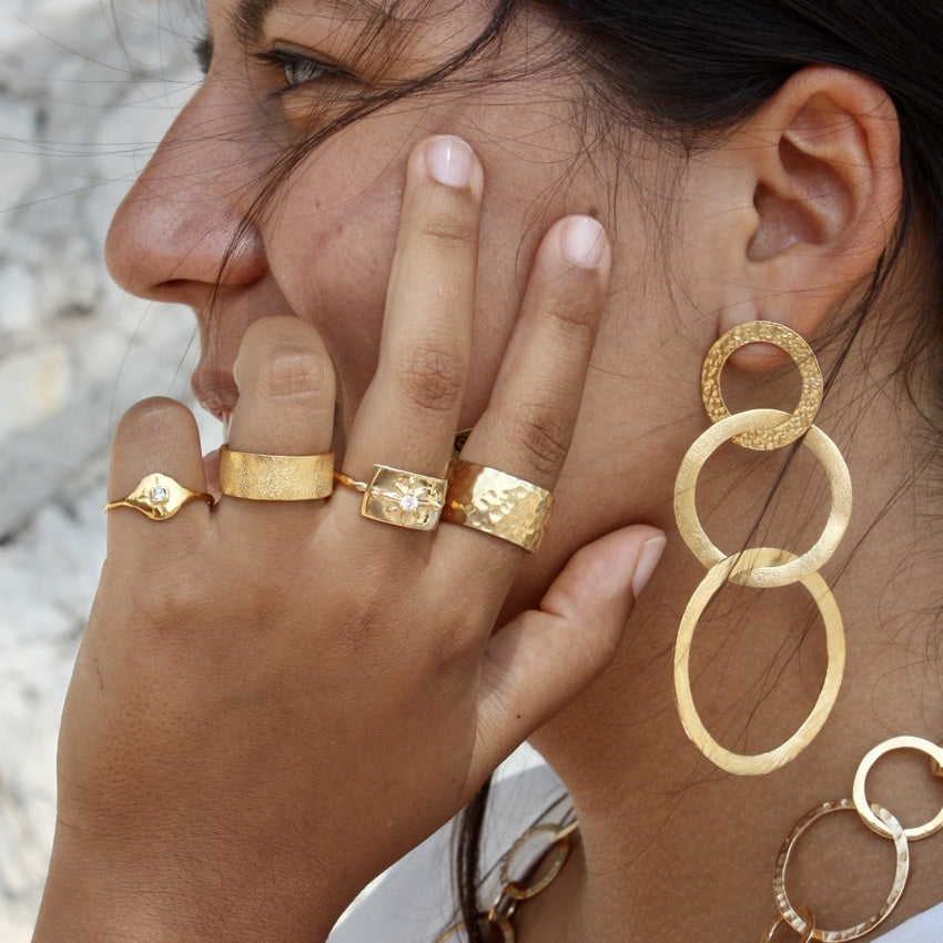 Bague dorée ouverte martelée brossée