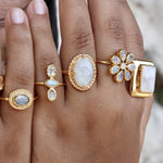 Bague dorée pierre ovale contour texturé