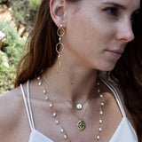 Boucles dorées anneaux martelés et pierre - PERLE DE CULTURE