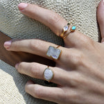 Bague dorée martelée et pierre ovale