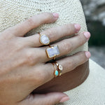 Bague dorée martelée et pierre ovale