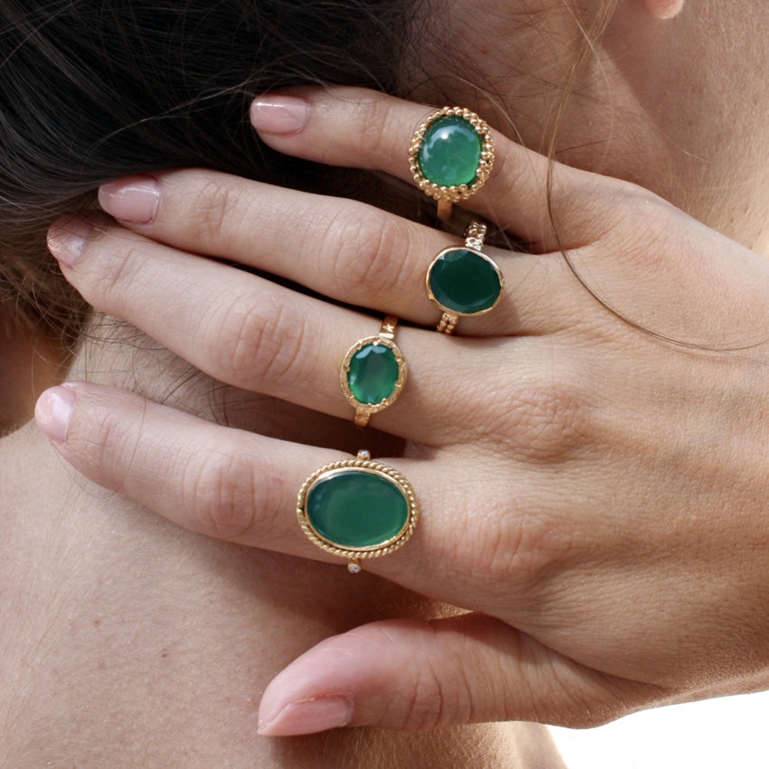 Bague dorée pierre cabochon serti boules - 50 / ONYX VERTE
