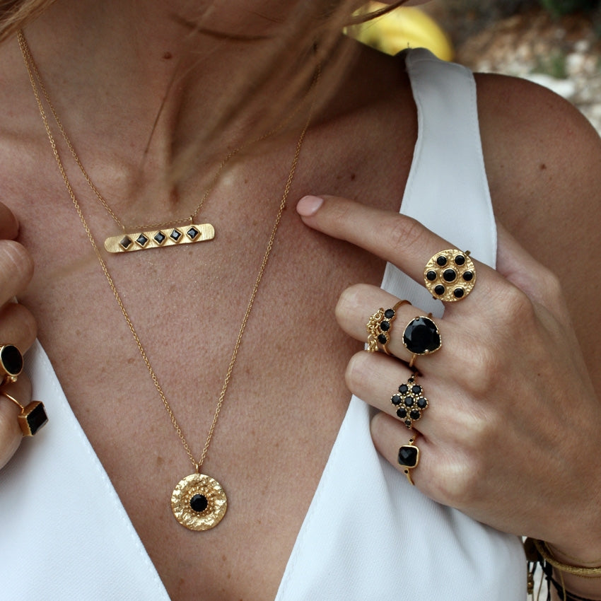 Bague dorée martelée et pierres