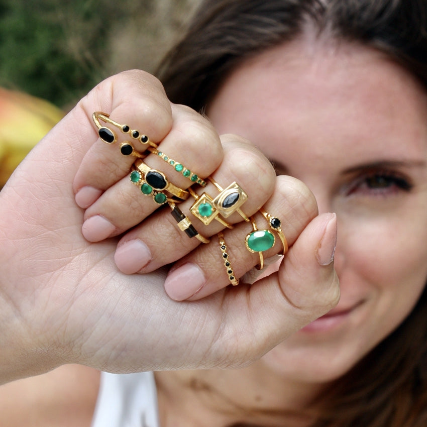 Bague dorée pierre ovale serti ouvert