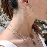 Boucles dorées martelées