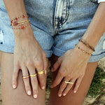 Bracelet doré et tube