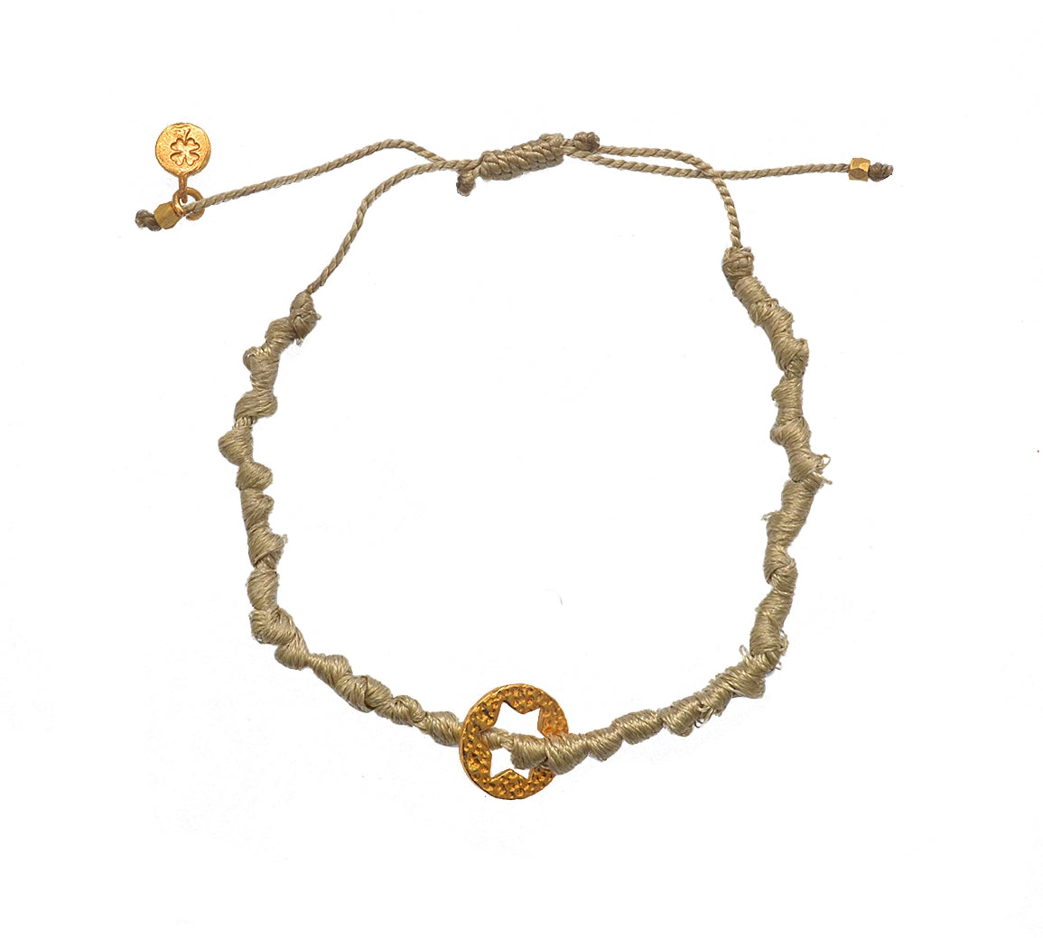 Bracelet cordon médaille martelée étoile de David dorée -
