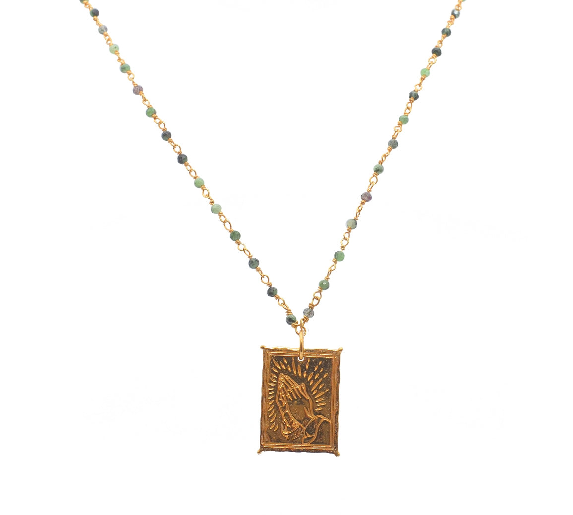 Sautoir doré pierres et plaque mains - RUBIS ZOISITE