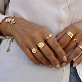 Bague dorée martelée rond strié et pierre