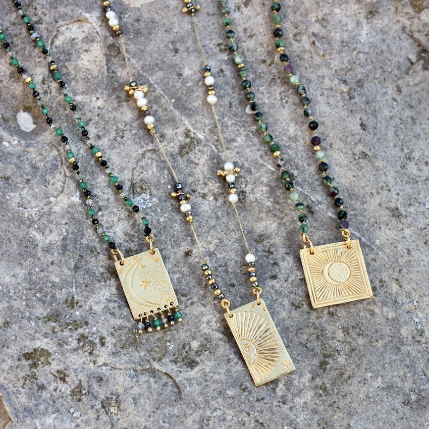 Collier cordon doré pierres et plaque soleil