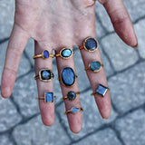 Bague dorée martelée brossée et pierre ronde