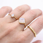 Bague dorée et pierre losange