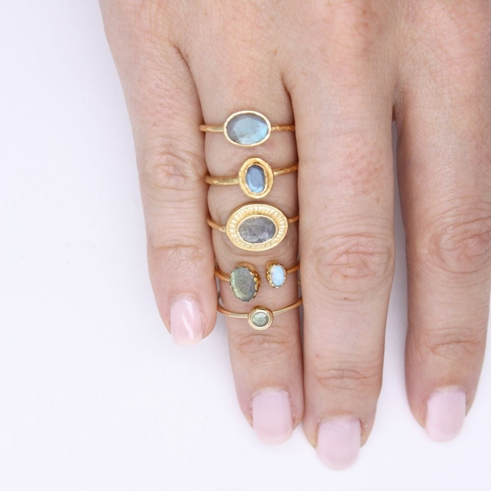 Bague dorée pierre ovale contour texturé