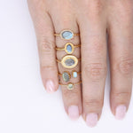 Bague dorée pierre ovale contour texturé