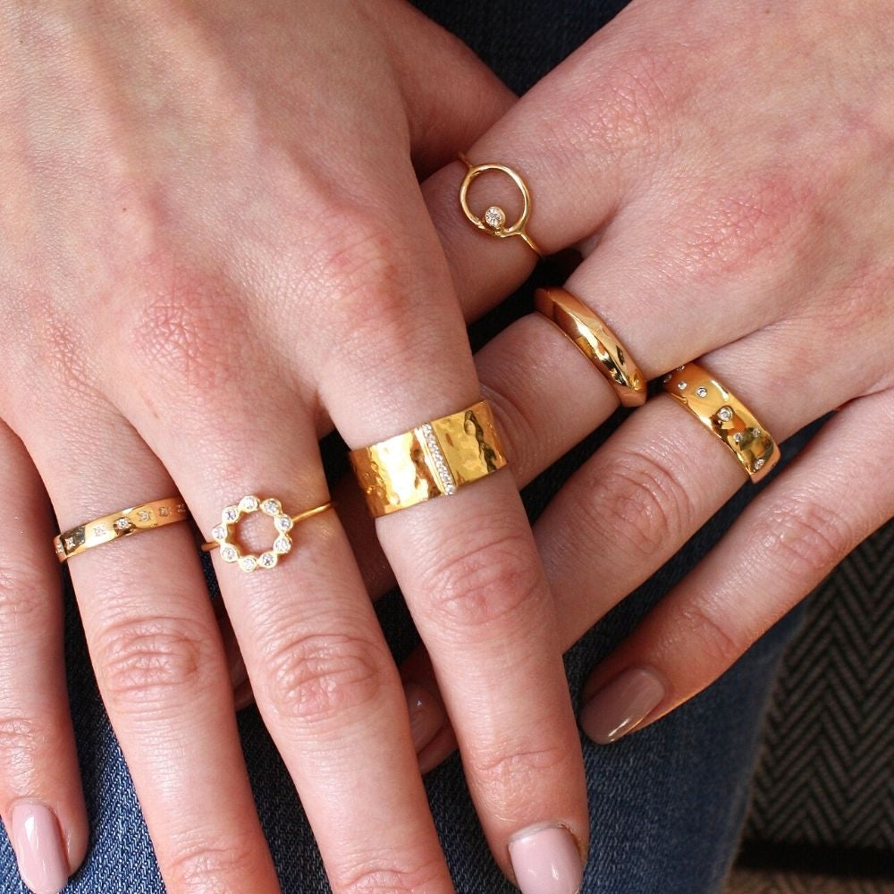 Bague dorée et zircons