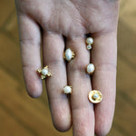 Boucles dorées et pierre ovale