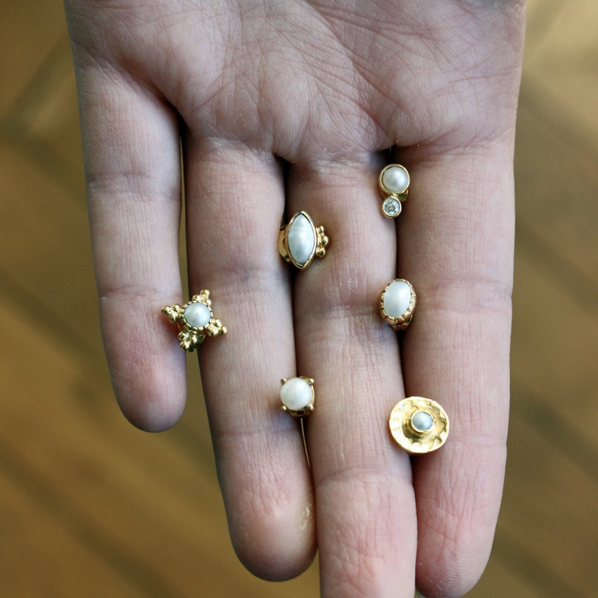 Boucles dorées et pierre ovale
