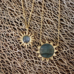Collier doré soleil et pierre cabochon
