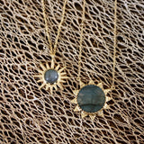 Collier doré soleil et pierre cabochon