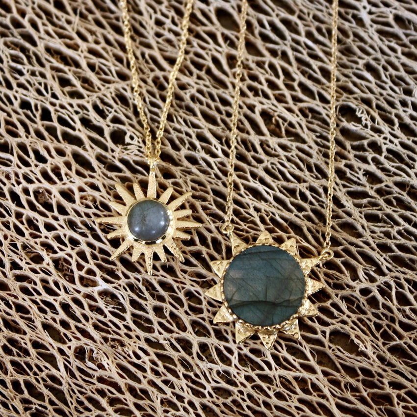 Collier doré soleil et pierre cabochon
