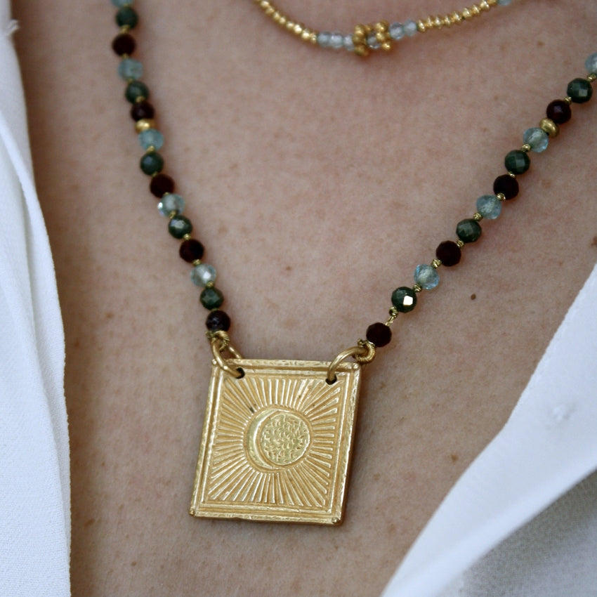 Collier cordon doré pierres et plaque soleil - APATITE -