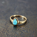 Bague dorée martelée avec goutte pierre