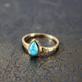 Bague dorée martelée avec goutte pierre