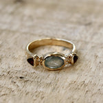 Bague dorée motifs fleurs et pierres