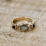 Bague dorée motifs fleurs et pierres