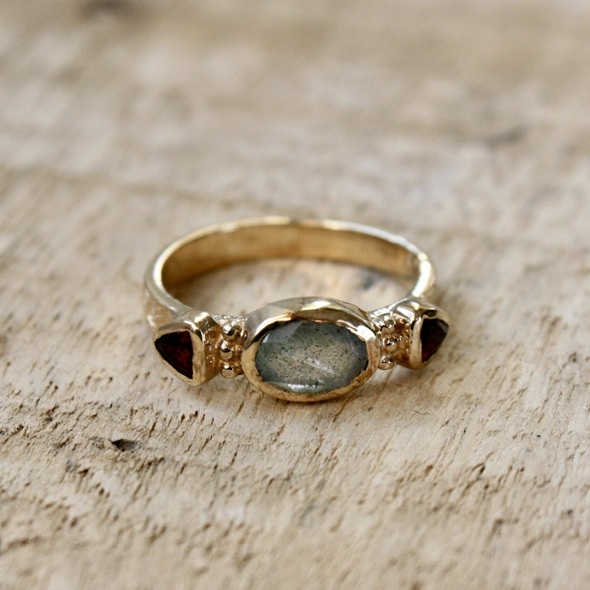 Bague dorée motifs fleurs et pierres