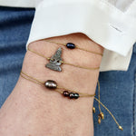 Bracelet doré et bouddha en nacre