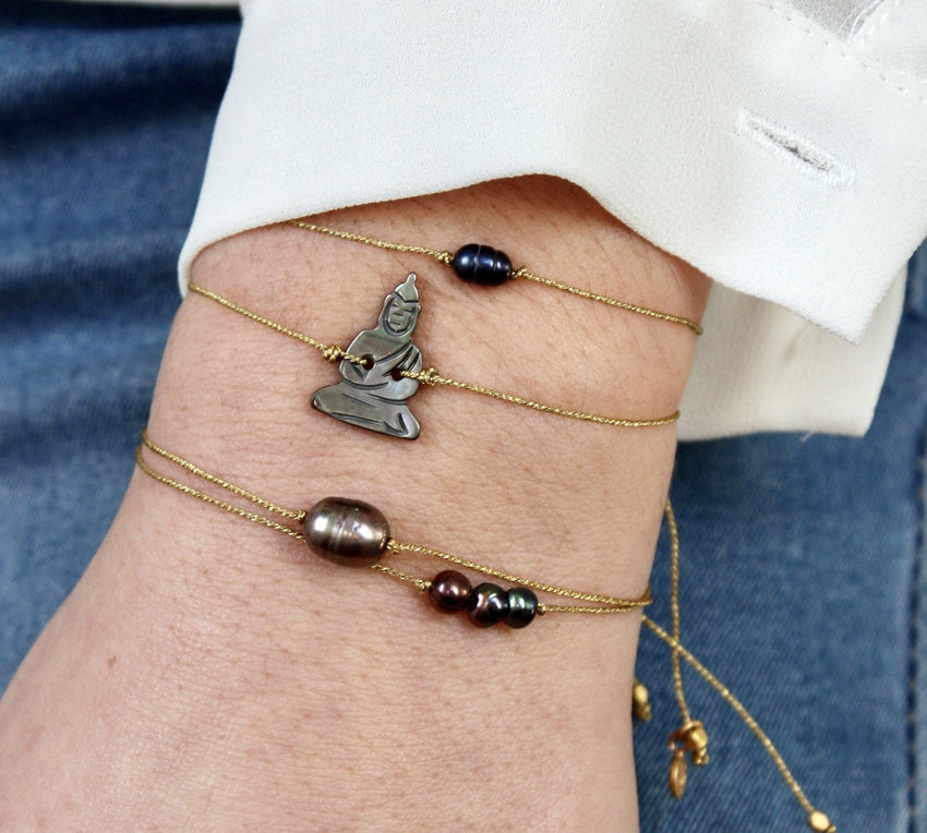 Bracelet doré et bouddha en nacre