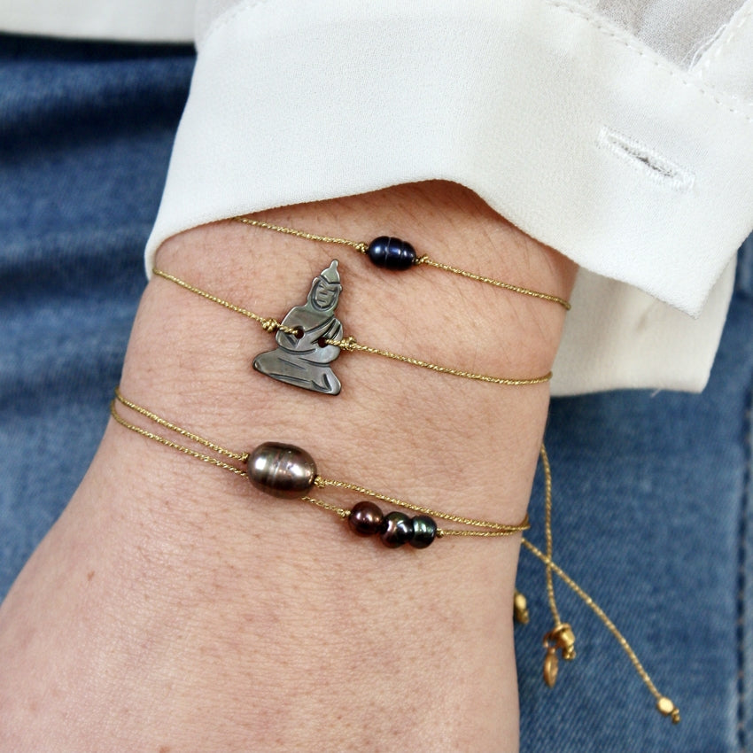 Bracelet doré et bouddha en nacre