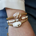 Bracelet cordon doré et coquillage