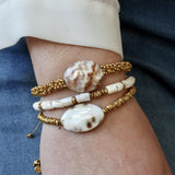 Bracelet cordon doré et coquillage