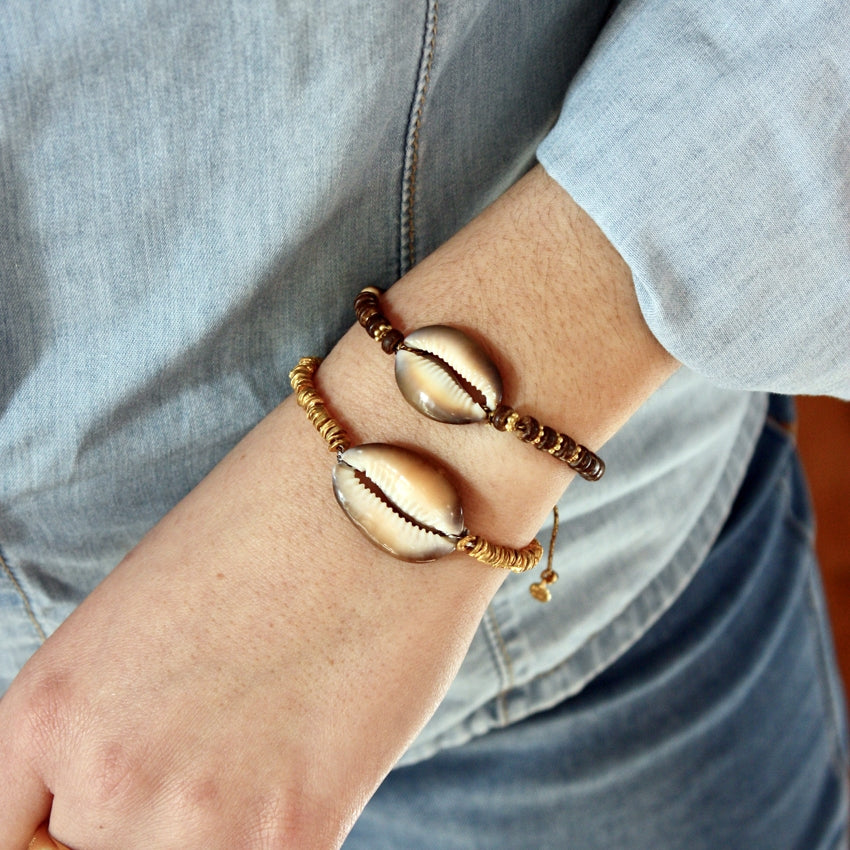 Bracelet cordon doré et coquillage