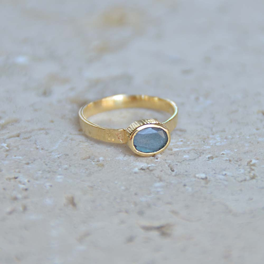 Bague dorée martelée et pierre - 50 / LABRADORITE