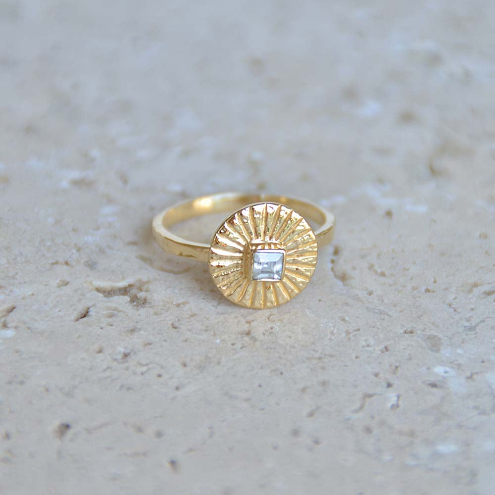 Bague dorée martelée rond strié et pierre - 50 / ZIRCON