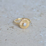 Bague dorée martelée rond strié et pierre - 50 / ZIRCON