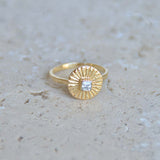 Bague dorée martelée rond strié et pierre - 50 / ZIRCON