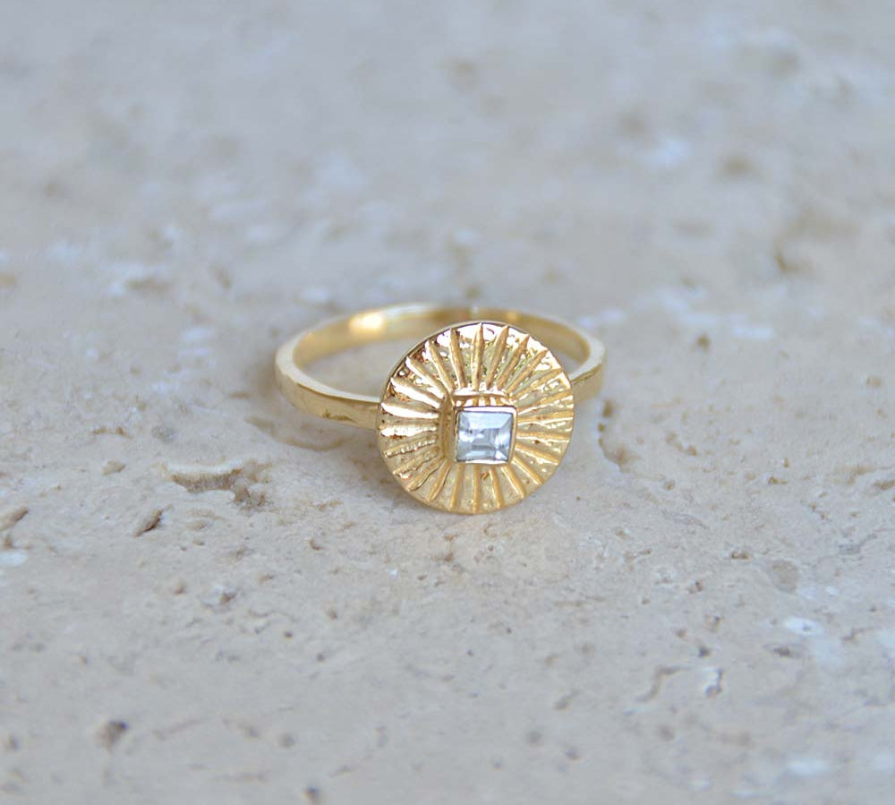 Bague dorée martelée rond strié et pierre - 50 / ZIRCON