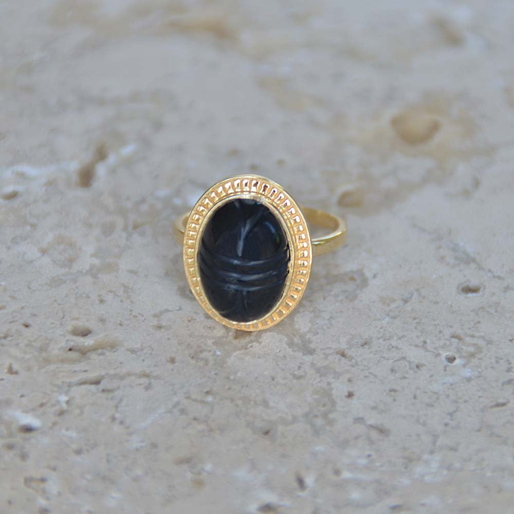 Bague dorée scarabée taillé dans la pierre et contour doré