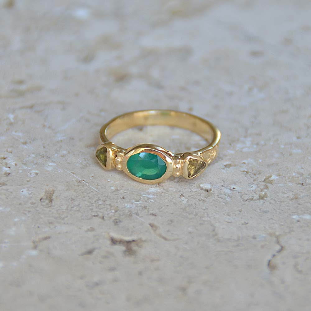Bague dorée motifs fleurs et pierres