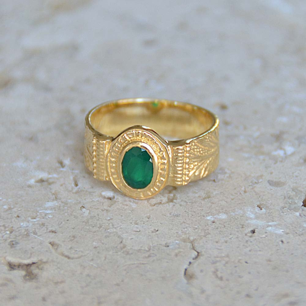 Bague chevalière dorée texturée et pierre - 50 / ONYX VERTE