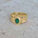 Bague chevalière dorée texturée et pierre - 50 / ONYX VERTE