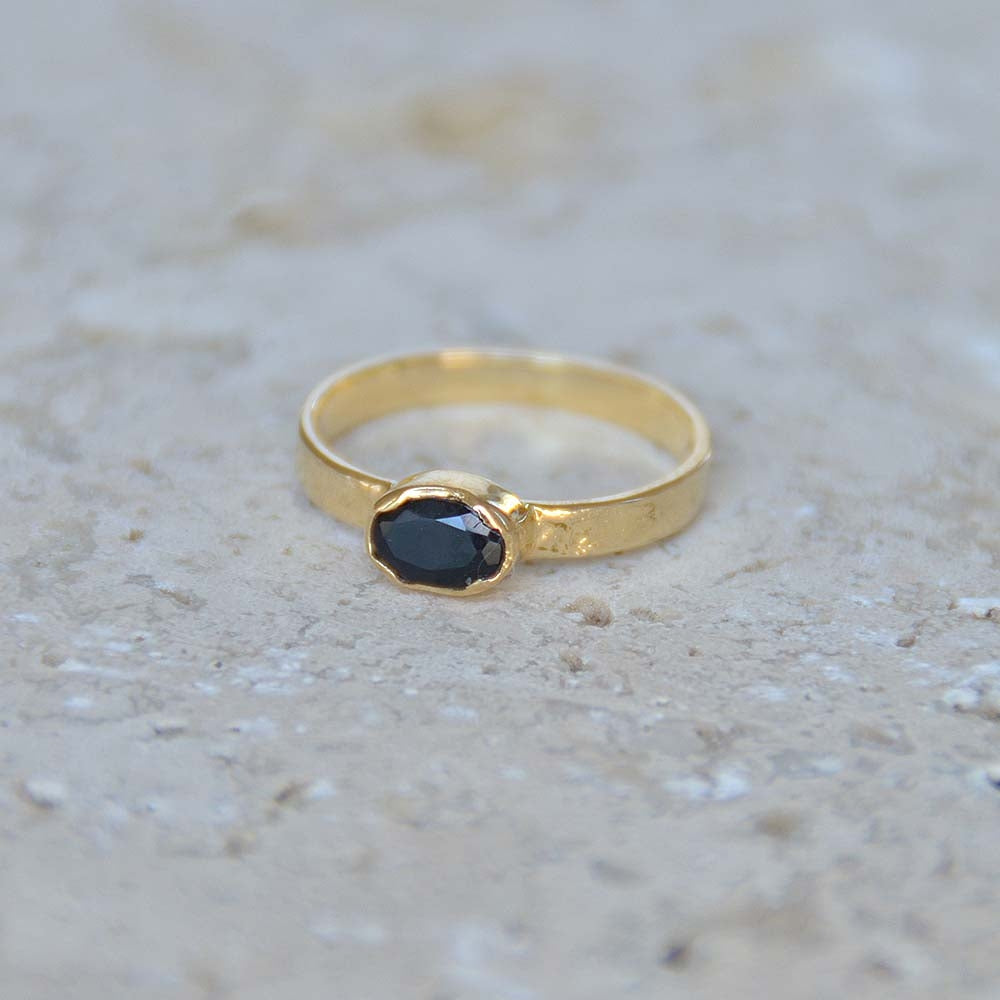 Bague dorée martelée et pierre ovale - 50 / ONYX NOIRE