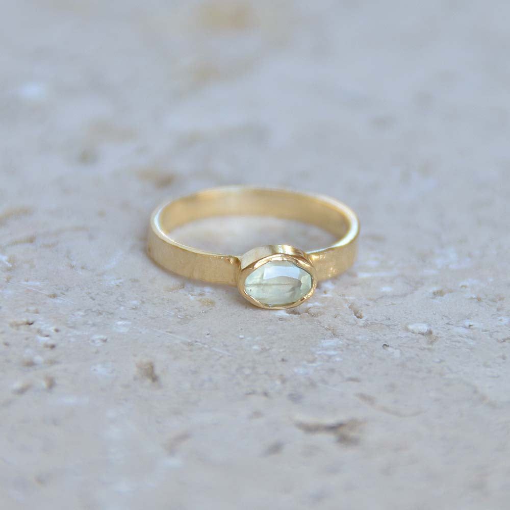 Bague dorée martelée et pierre ovale - 50 / PREHNITE